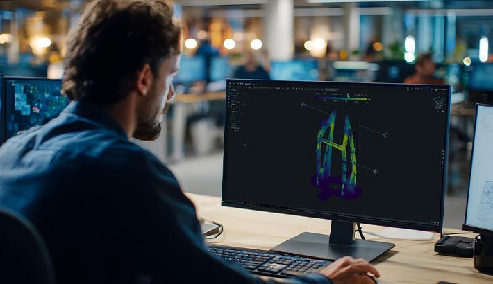 Image montrant un homme travaillant sur un ordinateur avec Onshape Simulation à l'écran.