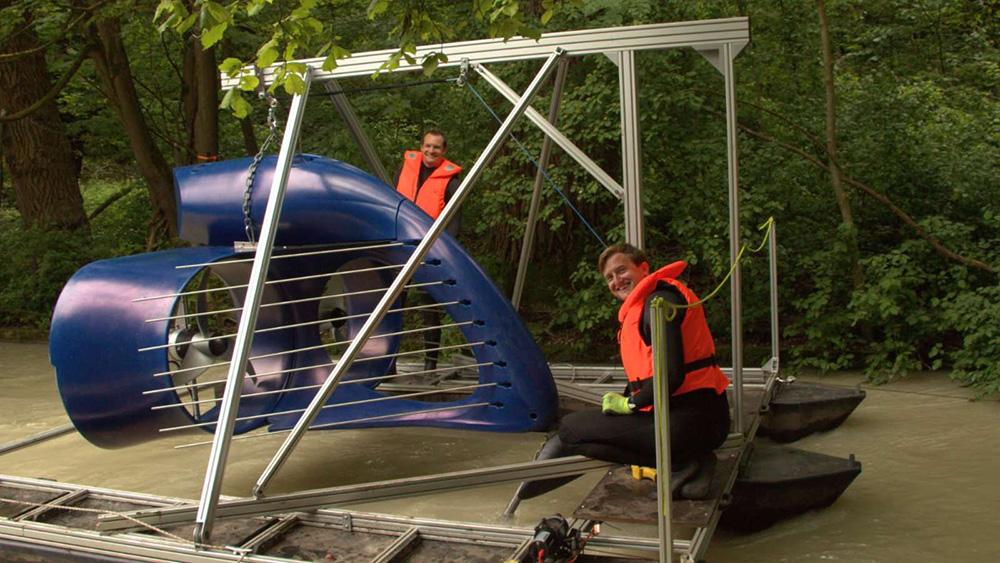 The Energyminer founders, Dr. Richard Eckl and Dr. Georg Walder installing the Energyfish pre-series plant in Munich
