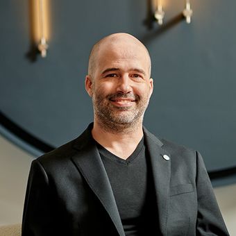 headshot of Tom Simon