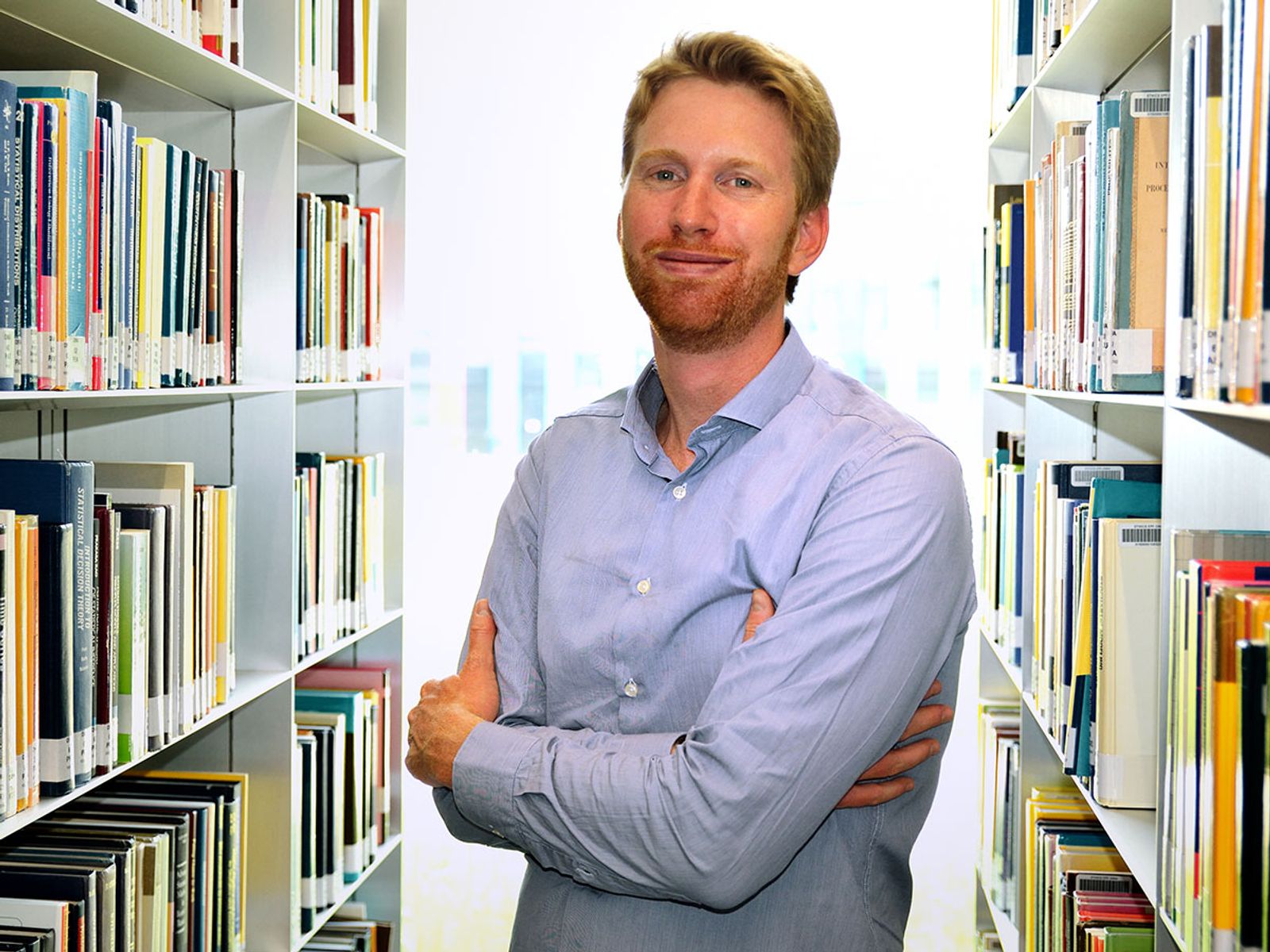 Loop Medical founder and CEO Arthur Queval pictured in front of bookshelves