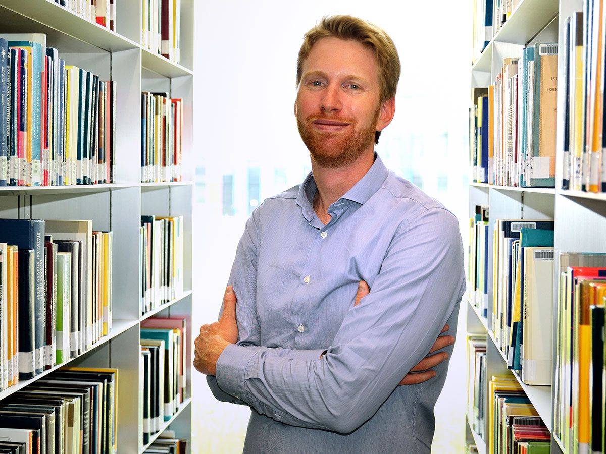 Loop Medical founder and CEO Arthur Queval pictured in front of bookshelves